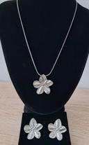 Ensemble collier boucles d'oreilles fleur