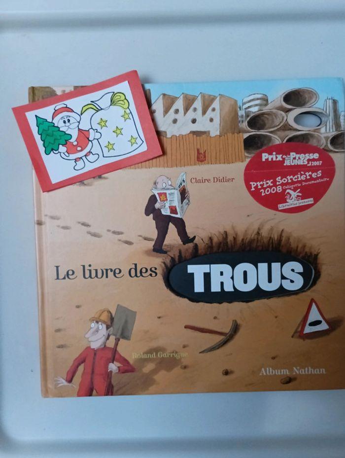 Le livre des trous par Claire Didier et Roland garrigue - photo numéro 1