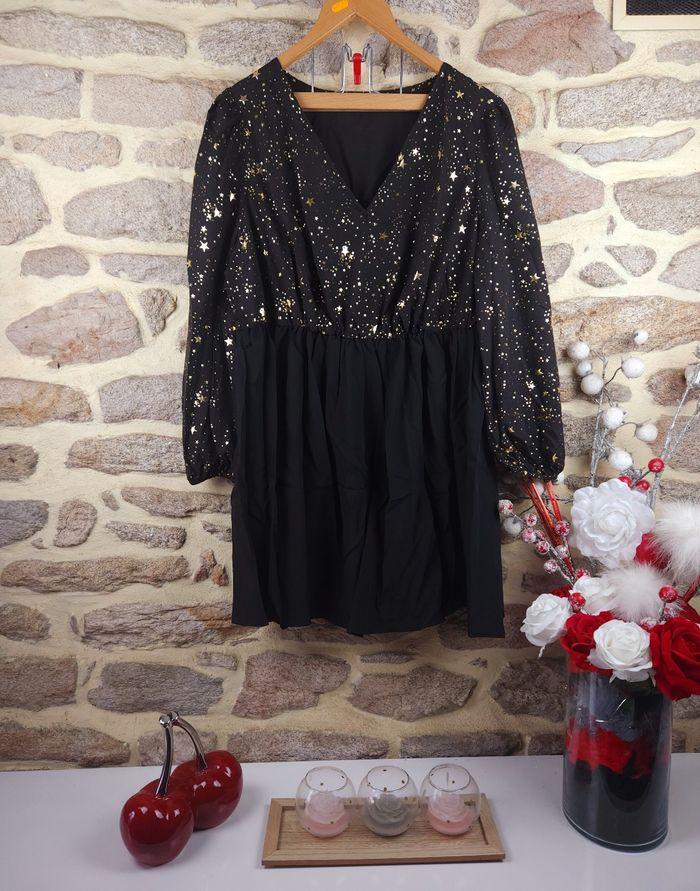 Robe de soirée manches bouffantes noire et dorée Femme taille 54 marque Boohoo 🍬 - photo numéro 1