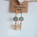 Boucles d'oreilles dorées et cabochons en verre fleurs bleues LC220