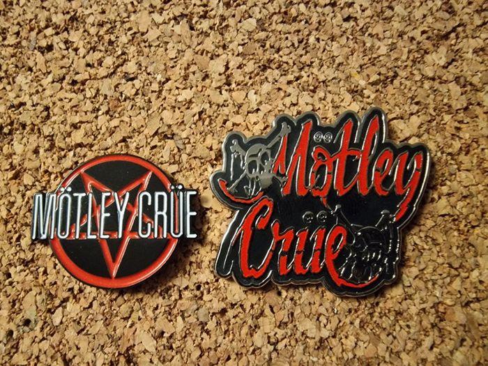 Lot de 2 pin's Mötley Crüe - photo numéro 1