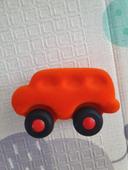 Voiture orange en mousse