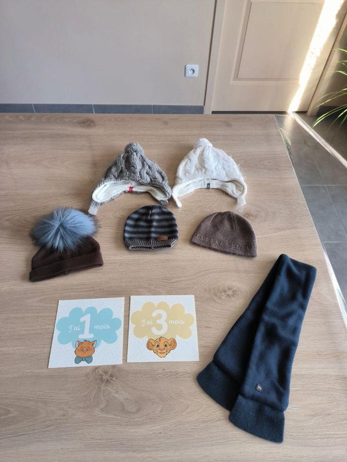 Lot 5 bonnets et 1 écharpe 1/3 mois