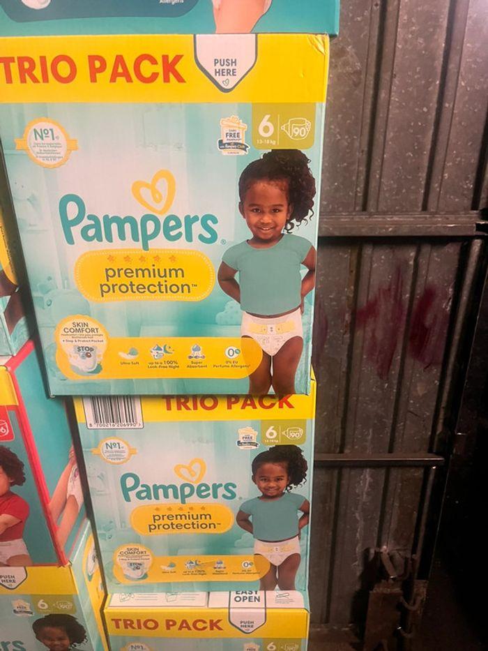 Un lot de Pampers Premium, taille six