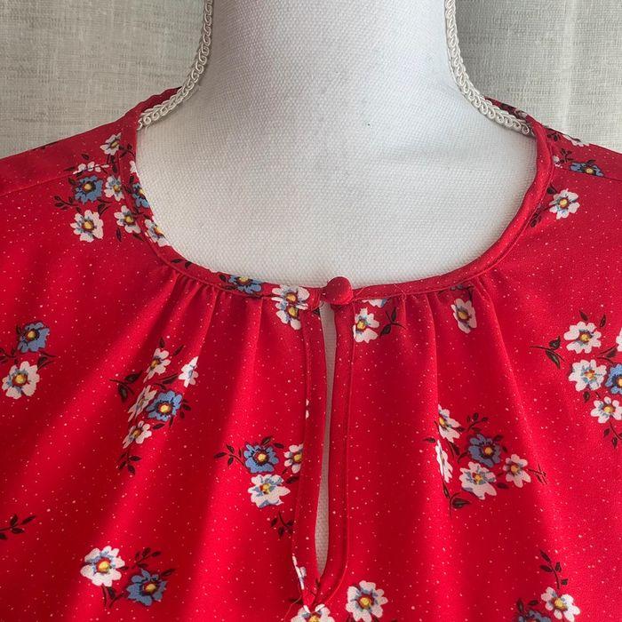 Blouse rouge avec fleurs - photo numéro 2