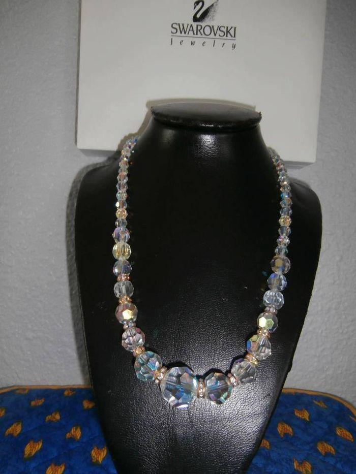 collier de perles rondes Swarovski.