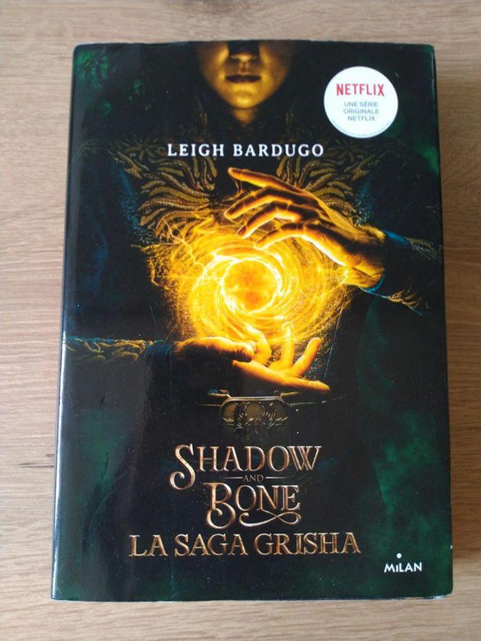 Livre Shadow and Bone la saga Grisha - photo numéro 1