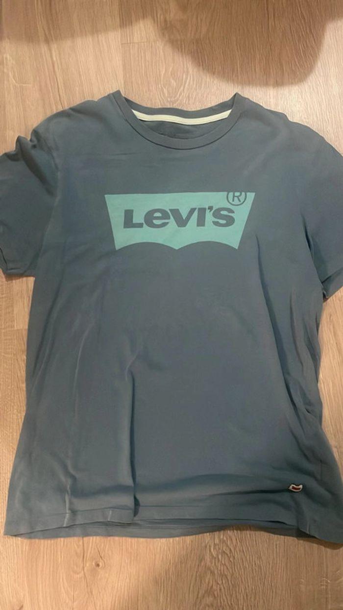 Tee-shirt levis bleu toute petite tâche et petit trou très bon état - photo numéro 1