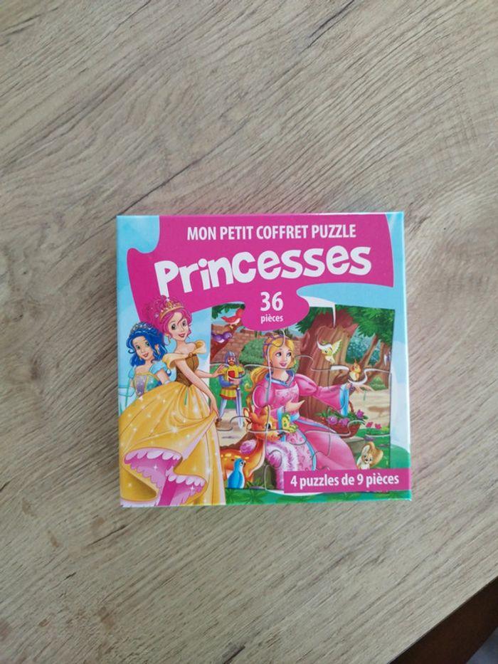 Lit de 4 puzzles 9 pièces princesses - photo numéro 1