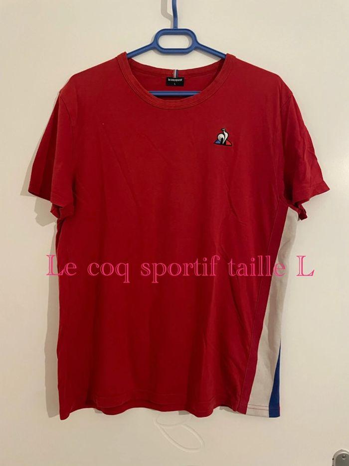 T-shirt à manche courte col rond rouge bande blanc et bleu côté le coq sportif taille L - photo numéro 1