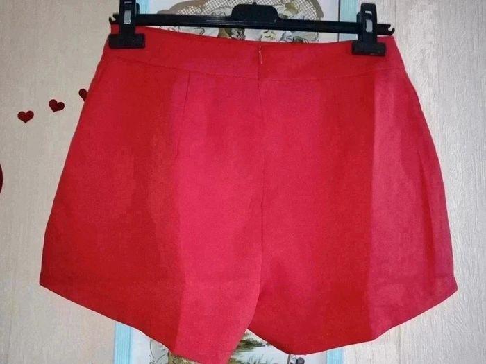 short rouge avec de jolis boutons fermeture invisible derrière taille M de chez Shein - photo numéro 3