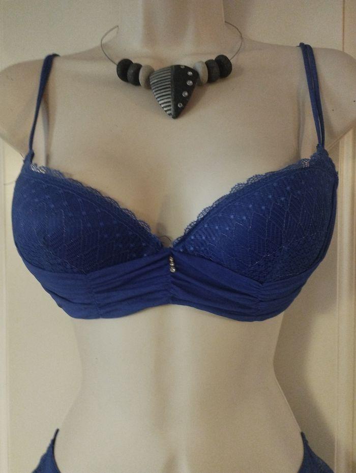 Ensemble de lingerie neuf avec armatures. Rembourrage léger et string 85C et M pour le string - photo numéro 2