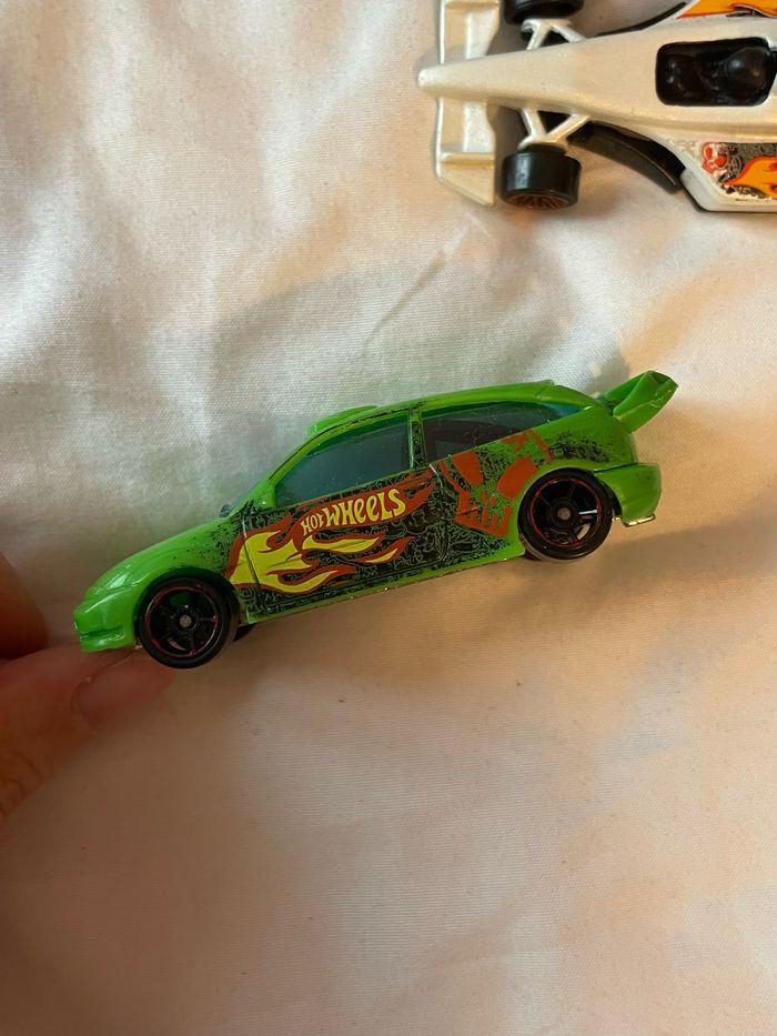 Lot 3 petites voitures Hot wheels - photo numéro 2