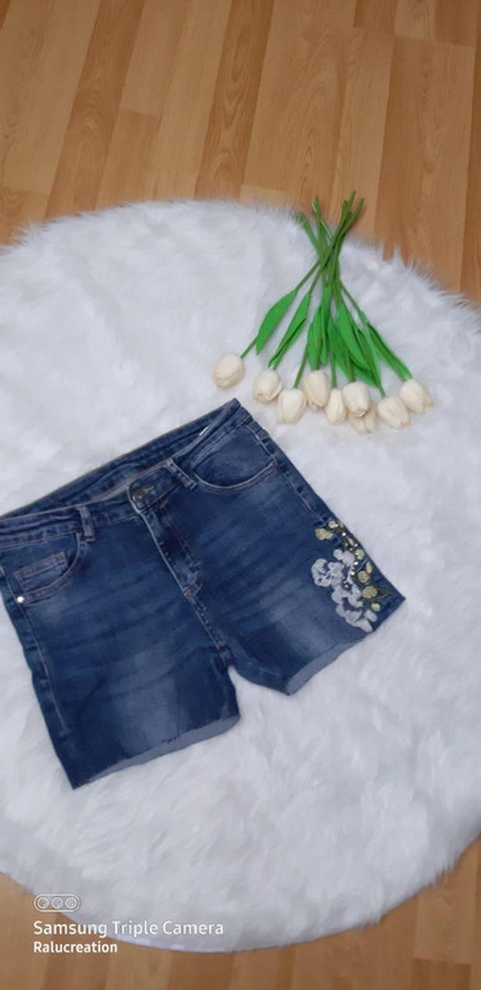 💟 Short bleu foncé brodé Vintage - photo numéro 1