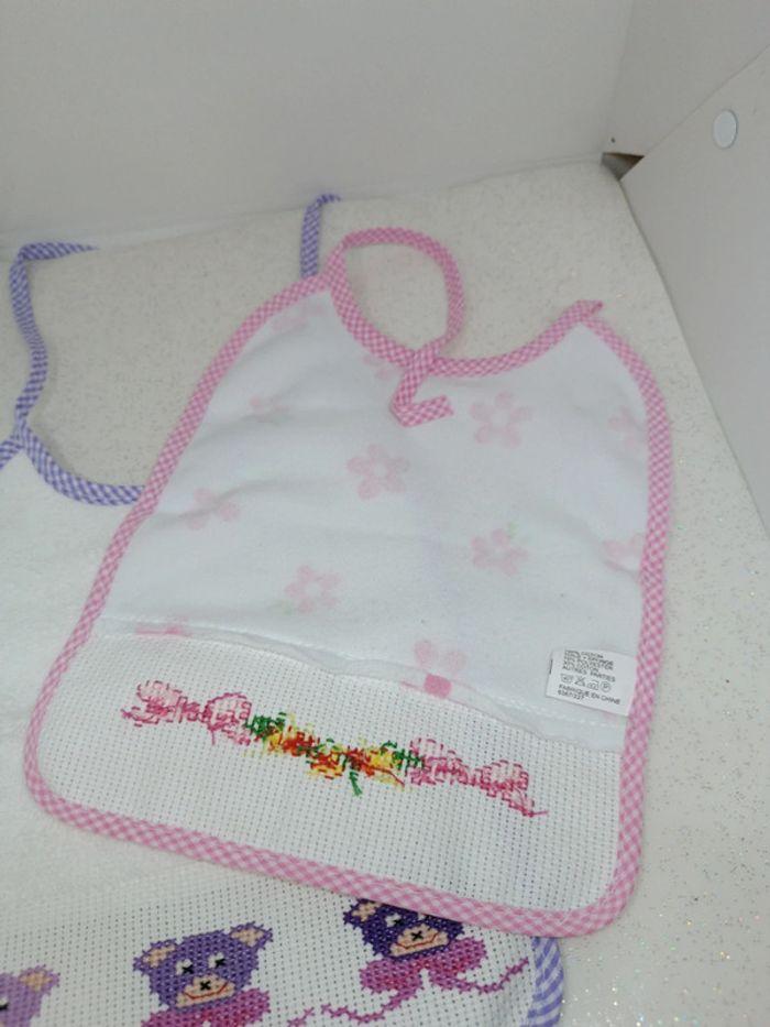 Bavoir bavouille brodé broderie violet purple rose pink fleur flower ours Bear ourson bib bébé baby - photo numéro 3