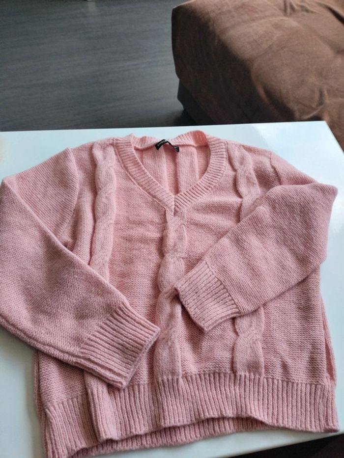 Pull en V torsadé en laine rose ts - photo numéro 5