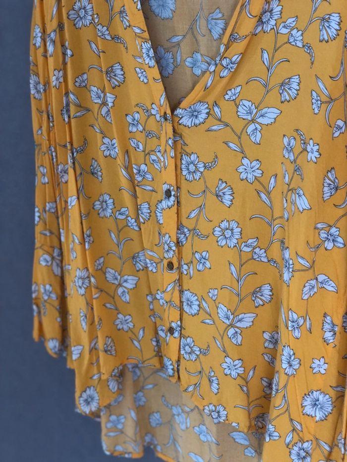 Blouse jaune avec fleurs blanches - photo numéro 2