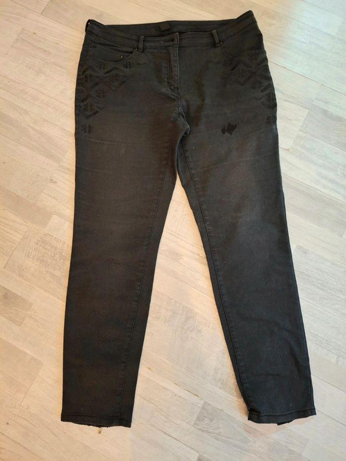 Pantalon noir avec broderie - photo numéro 2