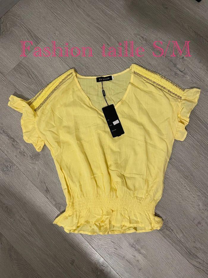 Blouse manche courte jaune col V volant manche et bas brodé doré épaule neuf fashion taille S/M - photo numéro 1