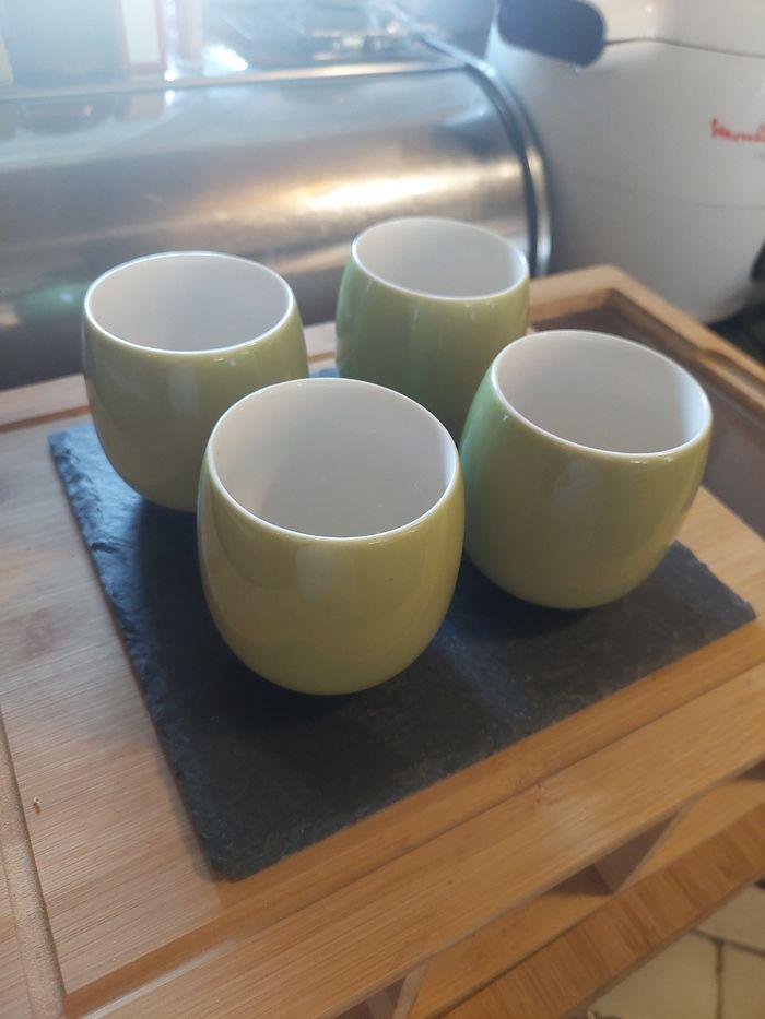 Lot 4 tasses posées sur une ardoise TBE - photo numéro 1