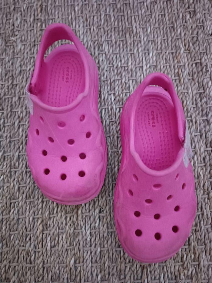 Véritable Crocs rose bébé à scratch