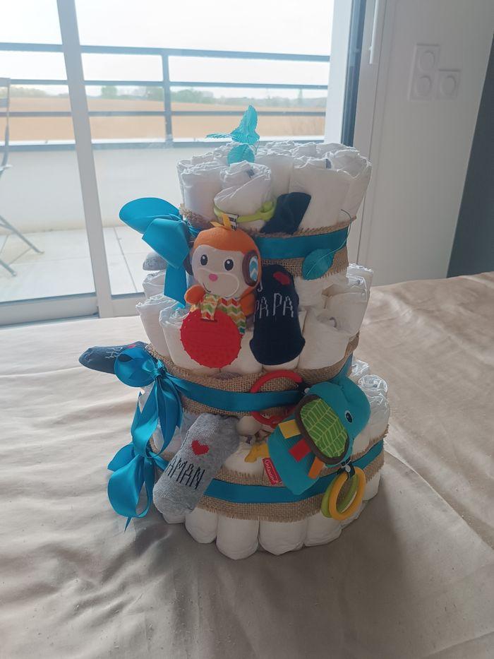 Gâteau de couches neuf avec 3 jouets et 2 paires de chaussettes bébé - photo numéro 3