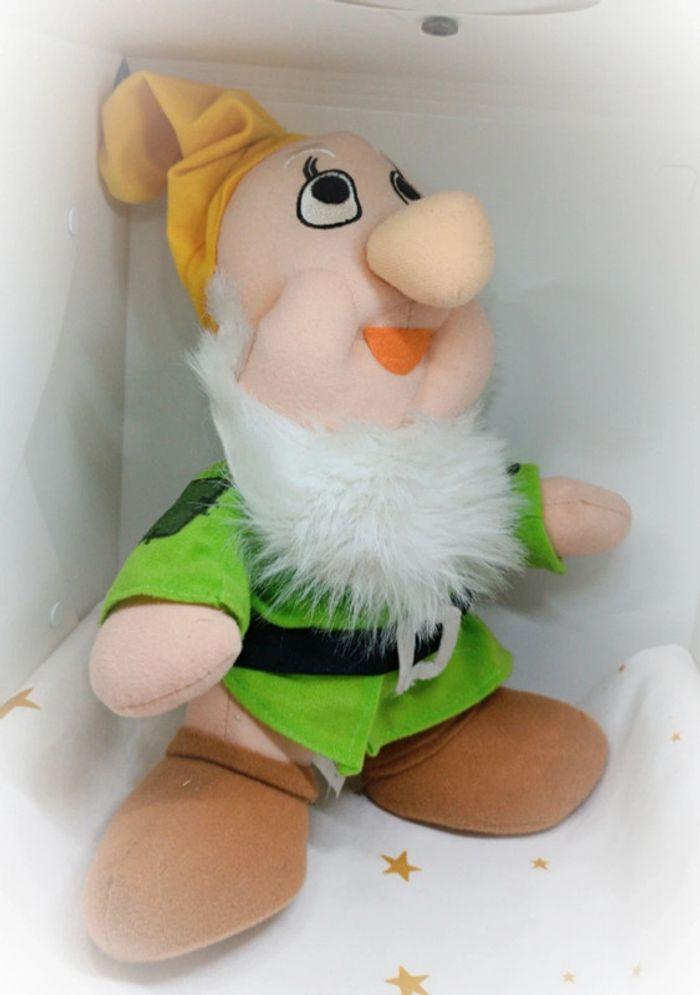 Peluche doudou Teddy snow white blanche Disney nains dwarf vert green ferpel happy joyeux - photo numéro 1