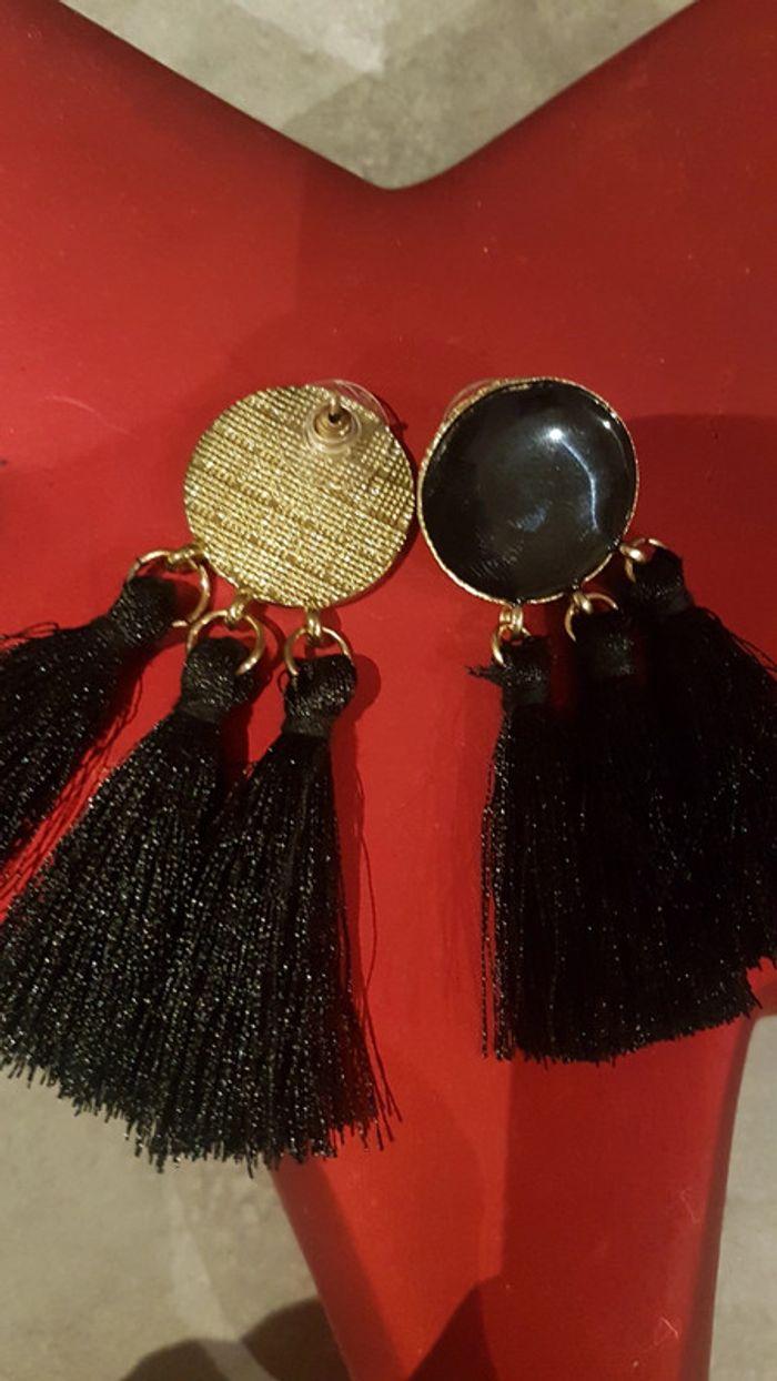 Boucles d'oreilles dorées et noires - photo numéro 2