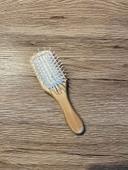 petite brosse en bois