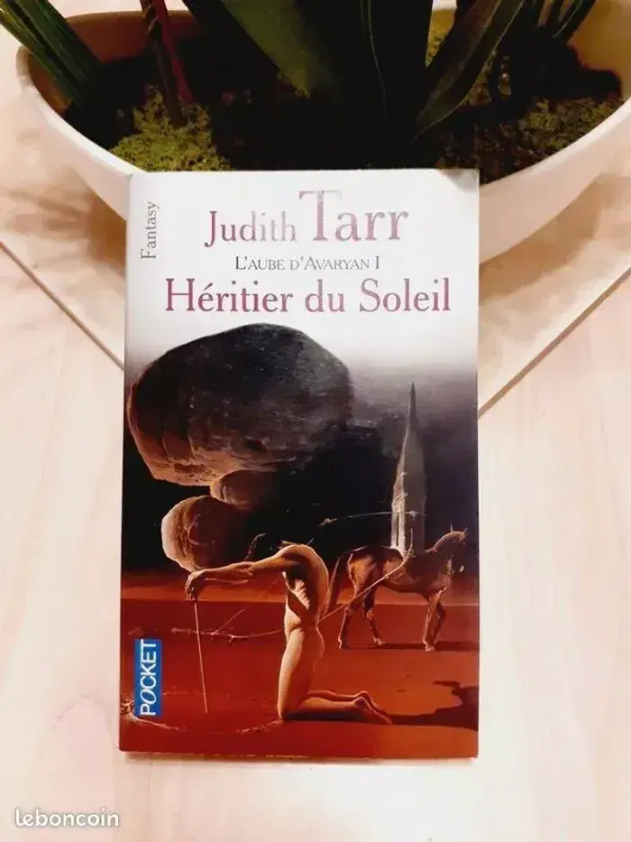 Livre L'aube D'avaryan Tome 1 - Héritier Du Soleil - judith tarr tres bon etat