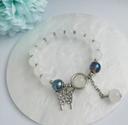 Joli bracelet en perles de verre blanche avec pendentif papillon