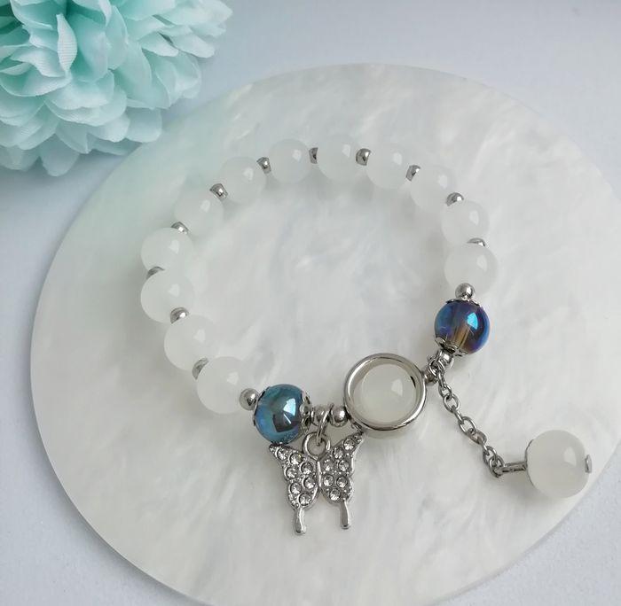 Joli bracelet en perles de verre blanche avec pendentif papillon - photo numéro 1