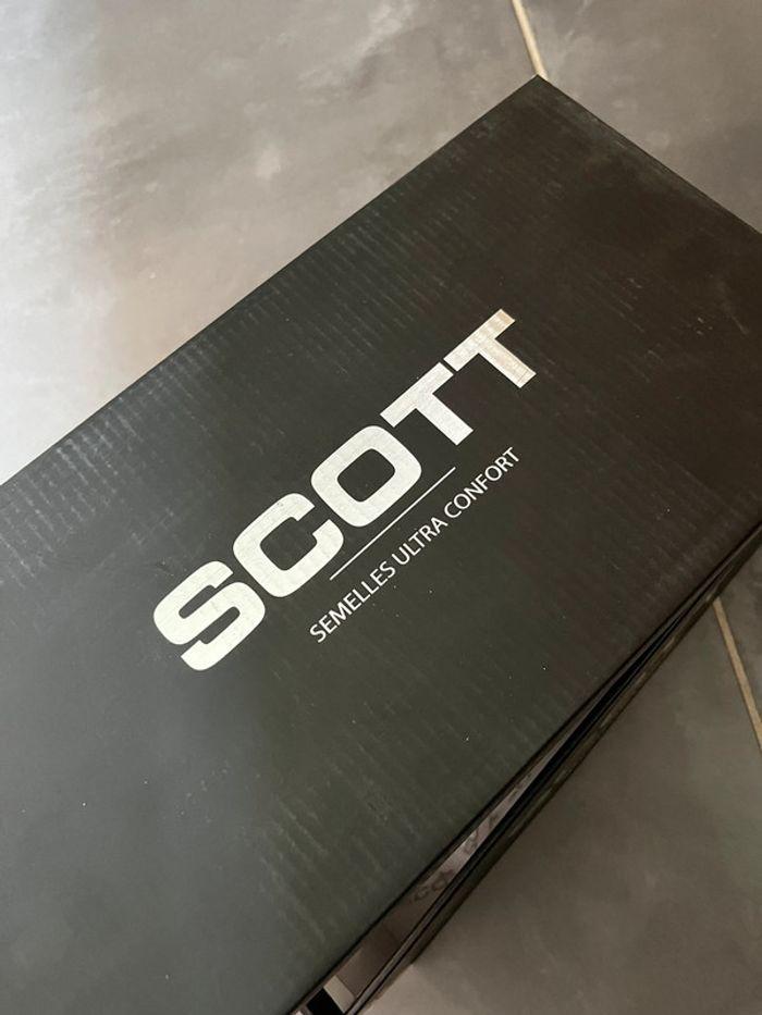 Magnifique chaussures Scott à semelles ultra confortable - photo numéro 9