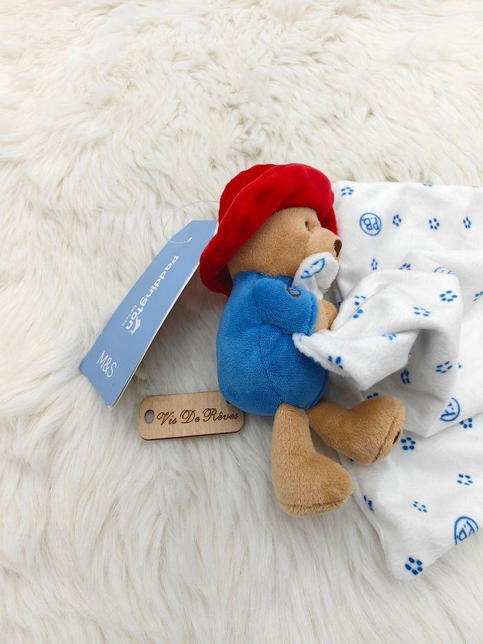 Doudou Mouchoir Ours Paddington bleu rouge M&S Marks & Spencer. - photo numéro 3