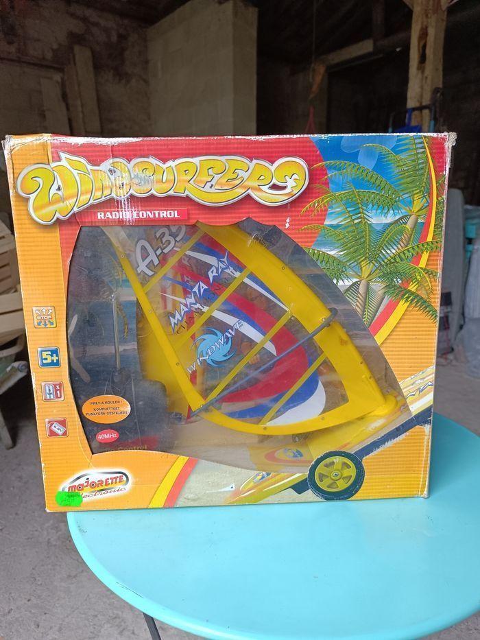 Jouets majorette windsurfer manta Ray télécommandé rare 
Jamais utilisé complet 
Jamais déballer 
Boîte un peu abîmée - photo numéro 1