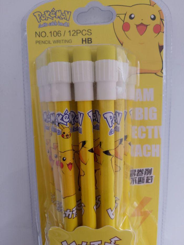 Lot de 12 crayons de bois Pikachu Pokémon - photo numéro 1