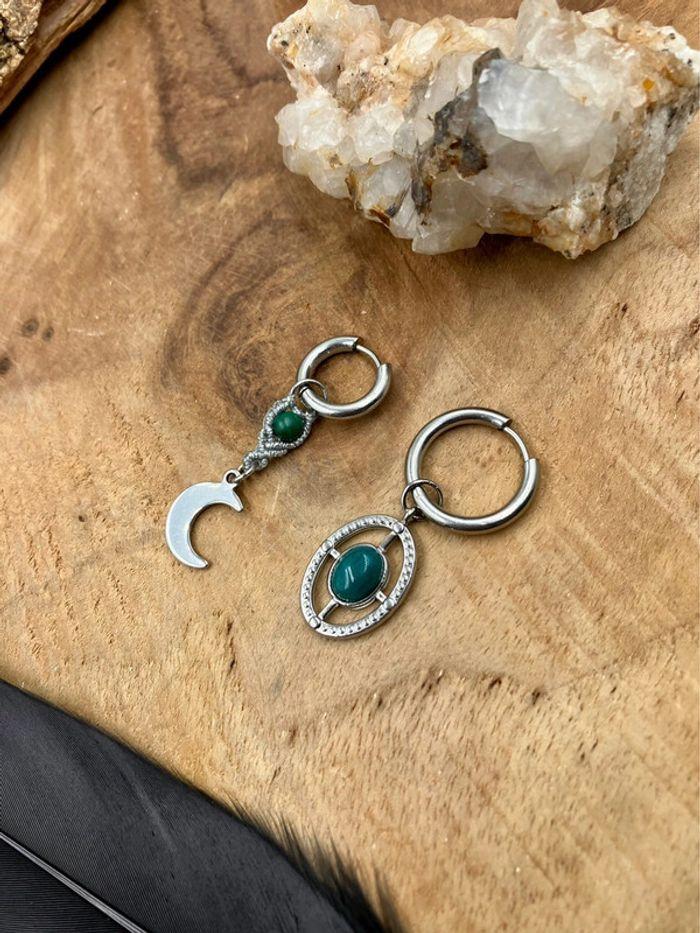 Boucles d’oreilles petites créoles en macramé avec pierre de Malachite - photo numéro 1