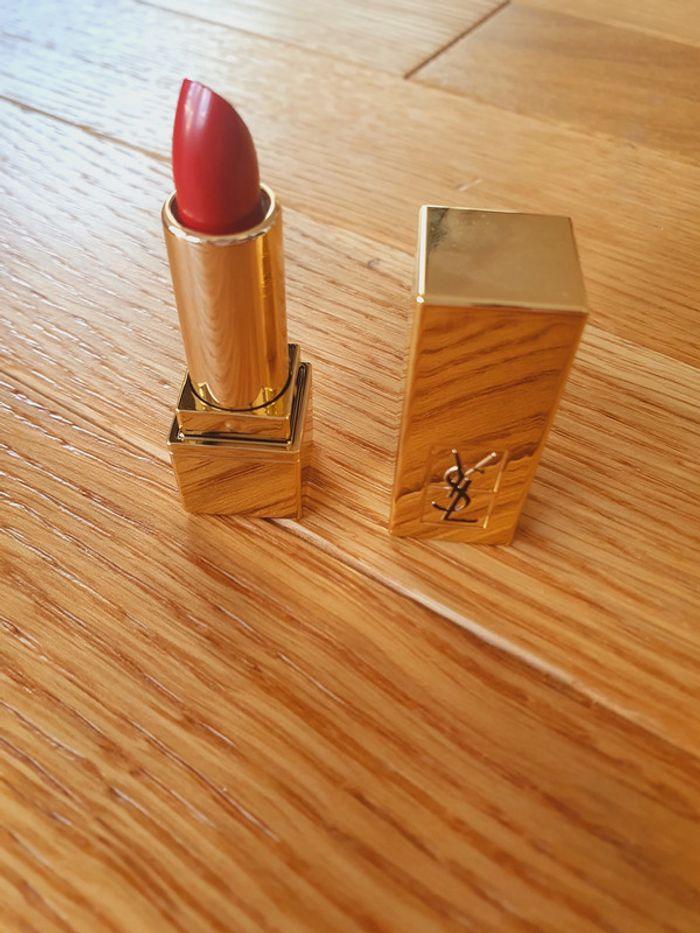 Petit Rouge à lèvres "Yves Saint Laurent Rouge Pur Couture" et Fond de Teint Touche Eclat Neuf. - photo numéro 4