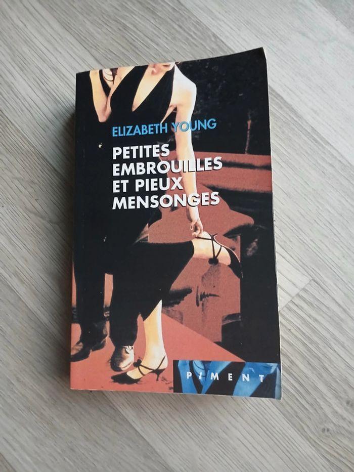 Livre Elizabeth Young : Petites embrouilles et pieux mensonges - photo numéro 1