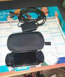 Console PSP avec chargeur, carte mémoire 2GB et 1 jeux