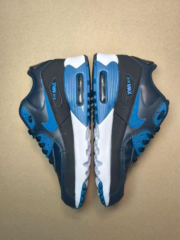 Baskets Nike air max 90 en cuir bleu marine et noir pointure 37.5  neuves sans boîte - photo numéro 3