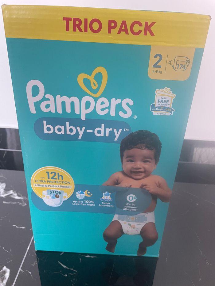 Un pack de 174 couches Pampers Babydry taille 2 4-9 • Neuf - photo numéro 1