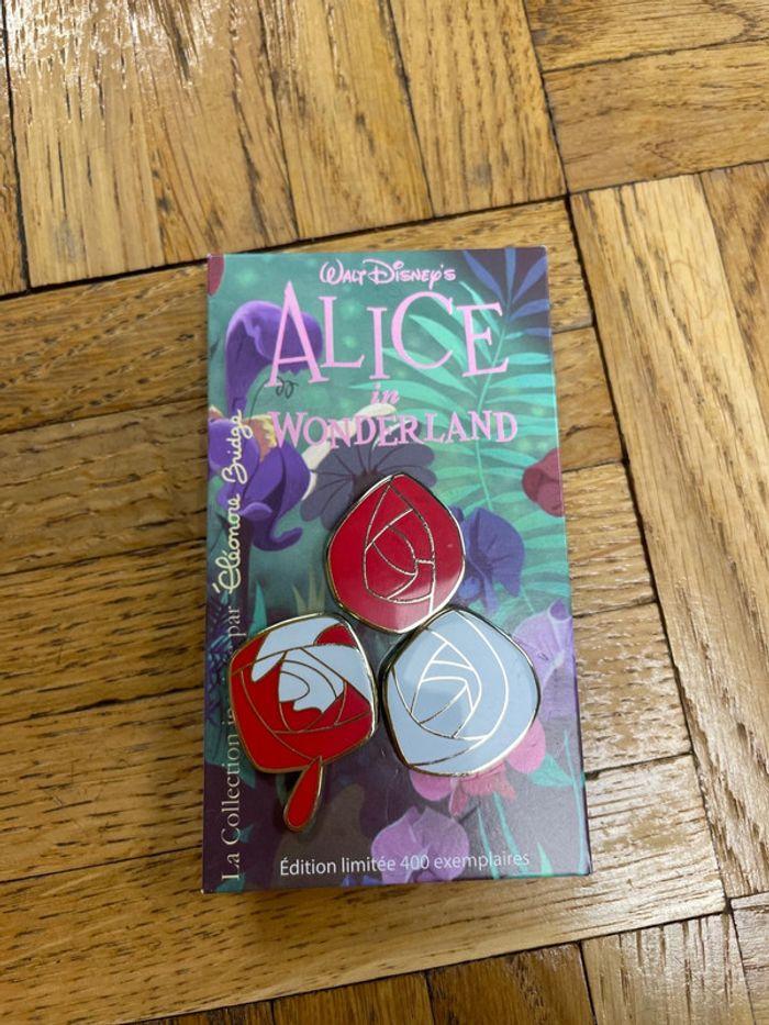 Pin’s 3 roses Alice in wonderland by Eleonore Bridge - photo numéro 1