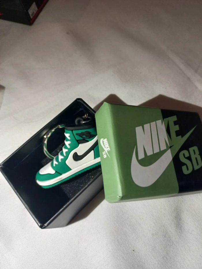 Porte clef nike vert avec boite - photo numéro 2