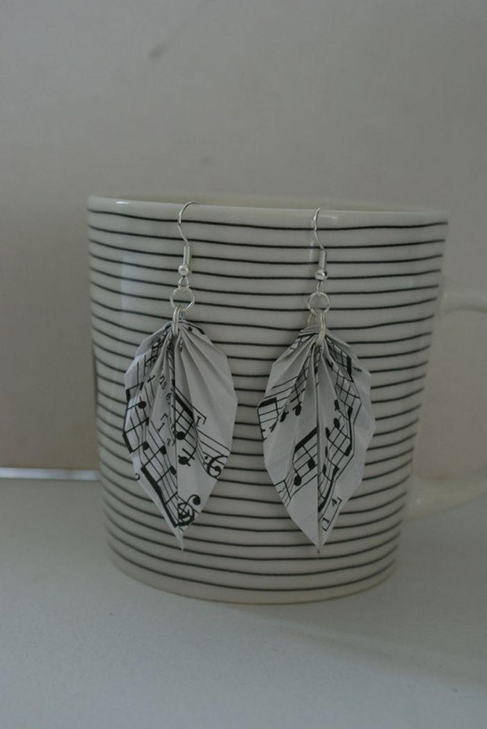 Boucles d'oreilles en forme de feuille papier musique partitions note Origami - photo numéro 1