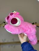 Peluche Lotso Toy Story, l’ours a la fraise endormi