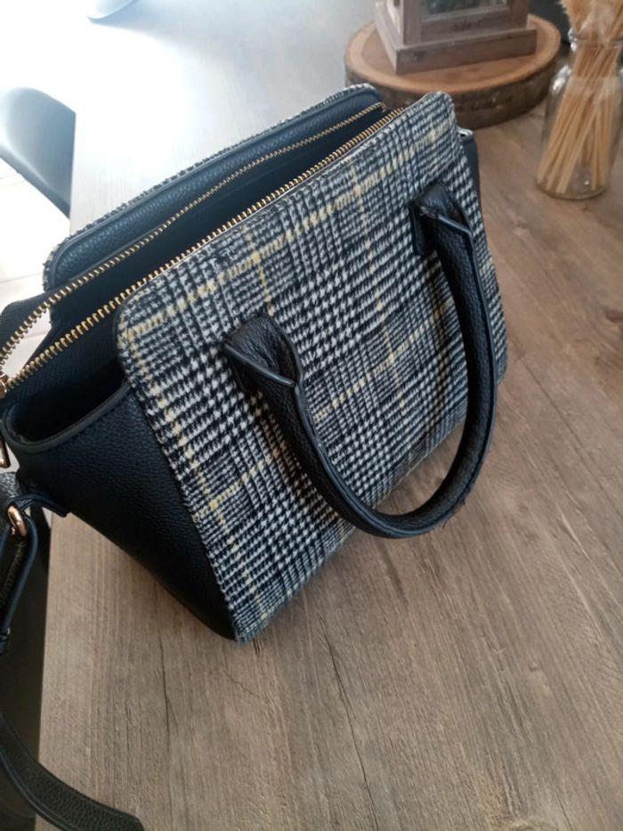 🙋🏼‍♀️Sac à main noir blanc et jaune bon état kiabi - photo numéro 3