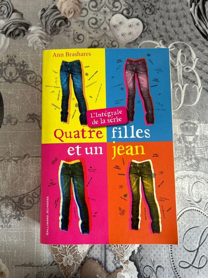 Livre l’intégrale de la série, quatre filles et un jean - photo numéro 1