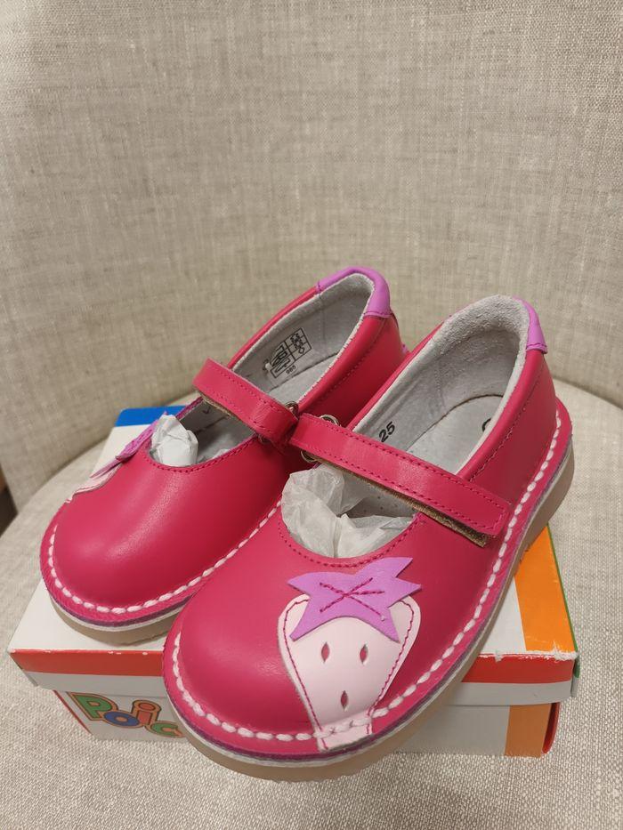 Paire de chaussures fraise spéciales enfant 25 neuves