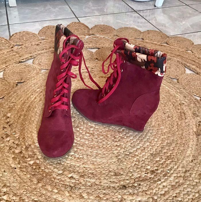 Paire de bottine compensée bordeaux et dessus camouflage taille 38 - photo numéro 2